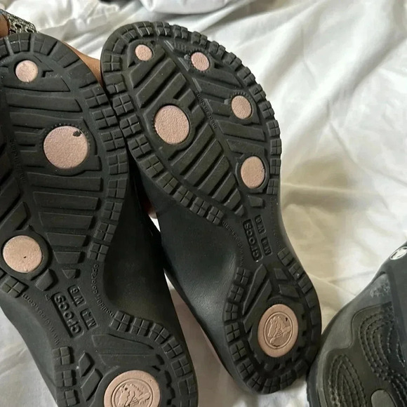 Crocs slip on flips flops / sandals size 6 women’s 2 pairs black and pink - Picture 6 of 8